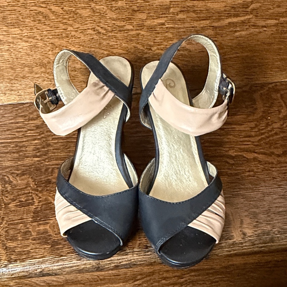 Seychelles Black and Tan Sandals